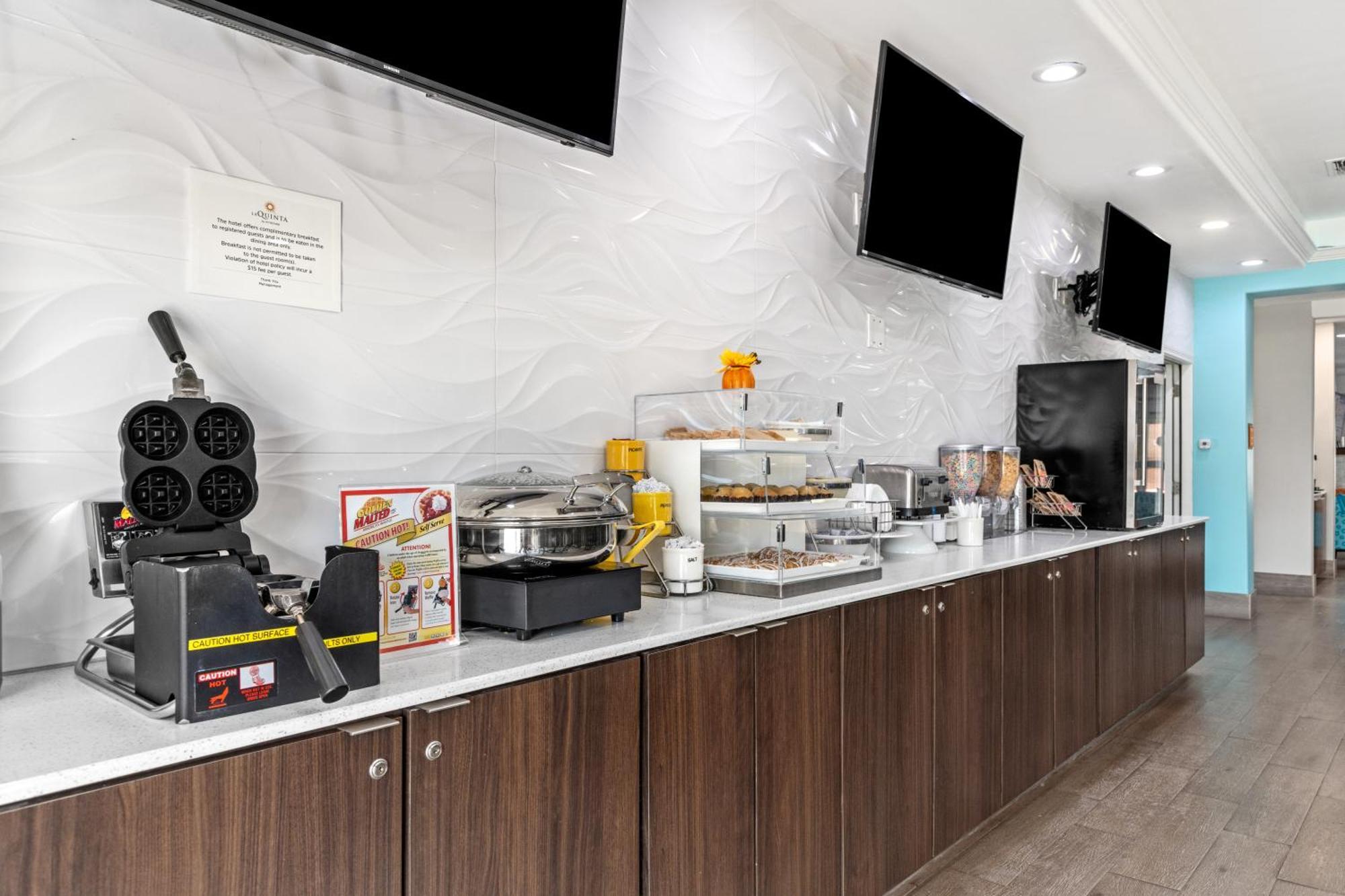La Quinta Inn Suites By Wyndham Raymondville Harlingen Bagian luar foto